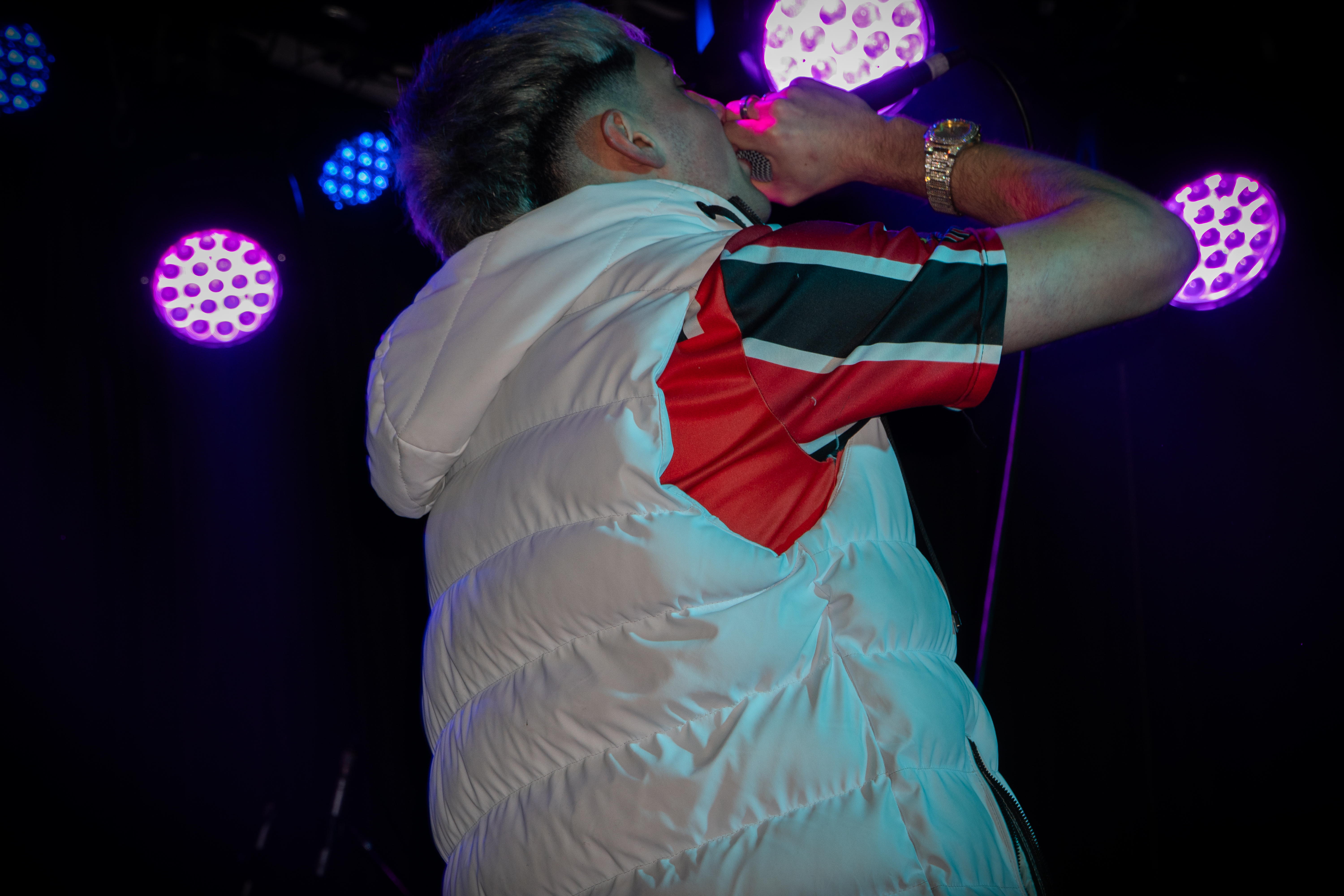 Leito cantando en vivo durante un show